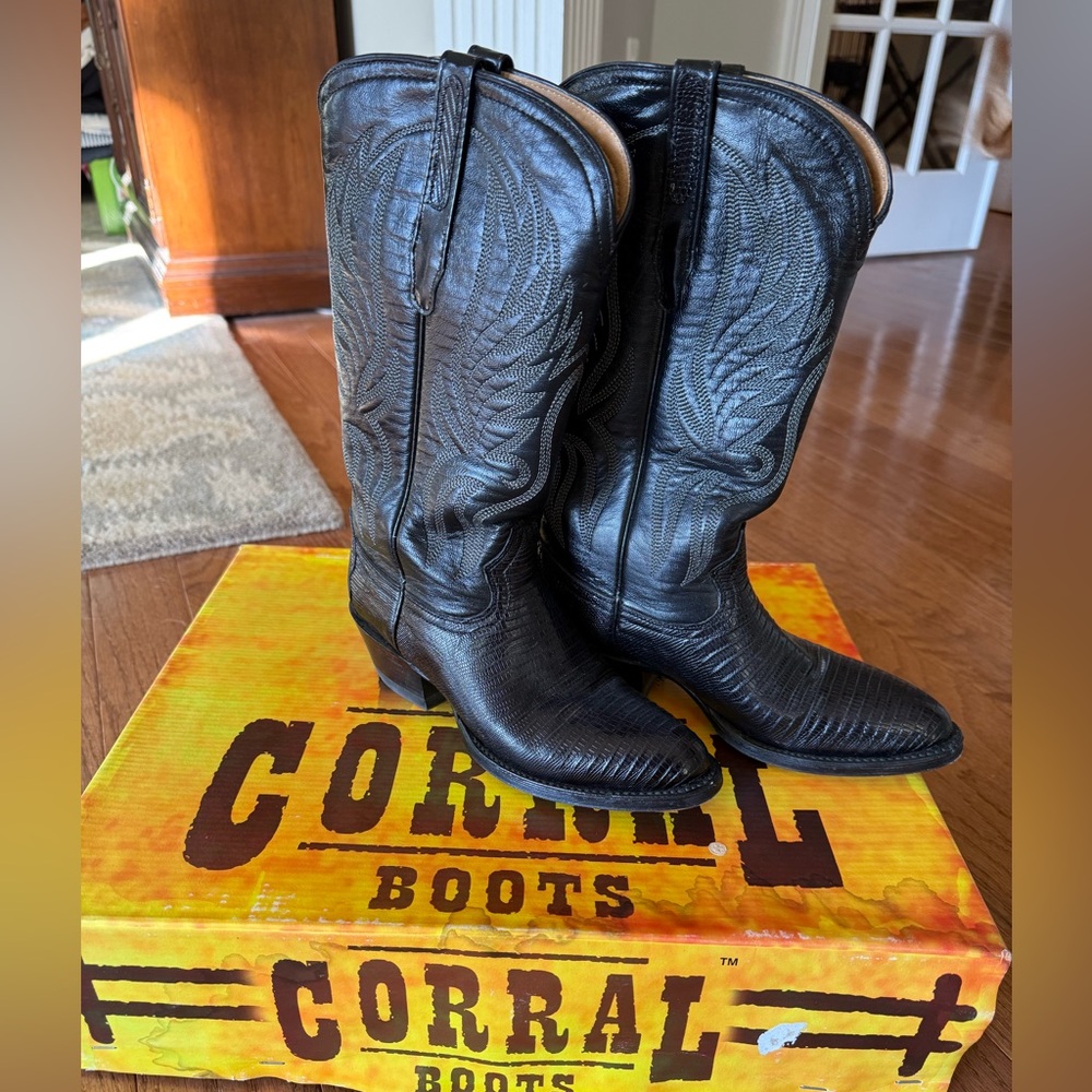 Corral Genuine Leather Teju Lizard Black Cowboy Boots 
Size 6